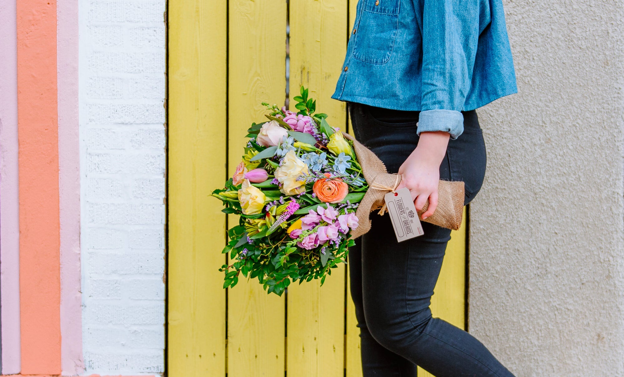 An elegant floral brunch setting in Milwaukee, featuring vibrant flowers and a stylish table arrangement for a refined gathering.