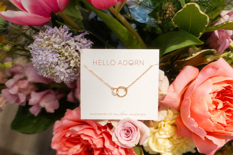 Hello Adorn necklace in gold, delicate chain with pendant
