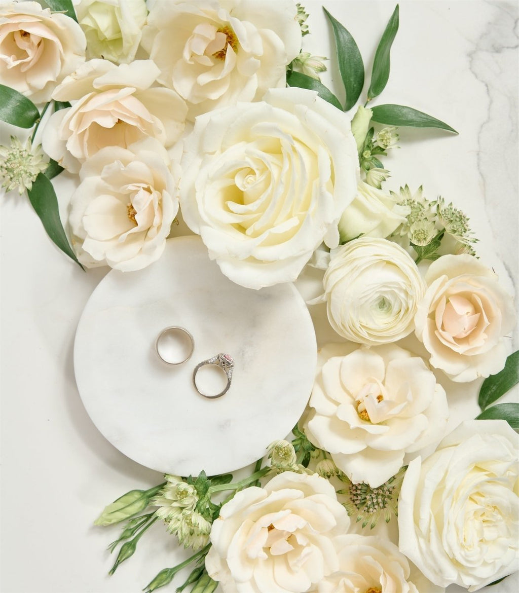 Anillos y flores de boda